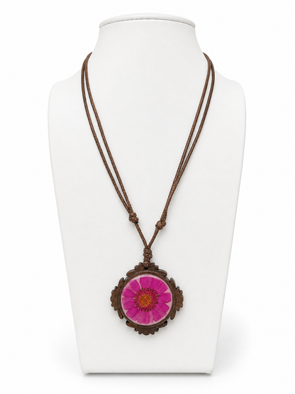 Collana artigianale con pendente in legno, fiore essiccato e resina – Cordino regolabile