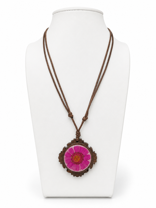 Collana artigianale con pendente in legno, fiore essiccato e resina – Cordino regolabile