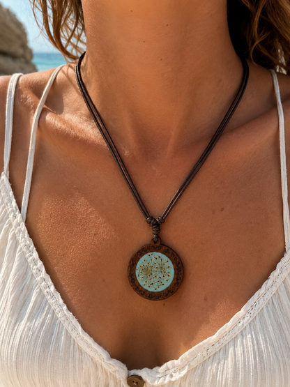 Collana artigianale con pendente in legno, fiore essiccato e resina – Cordino regolabile