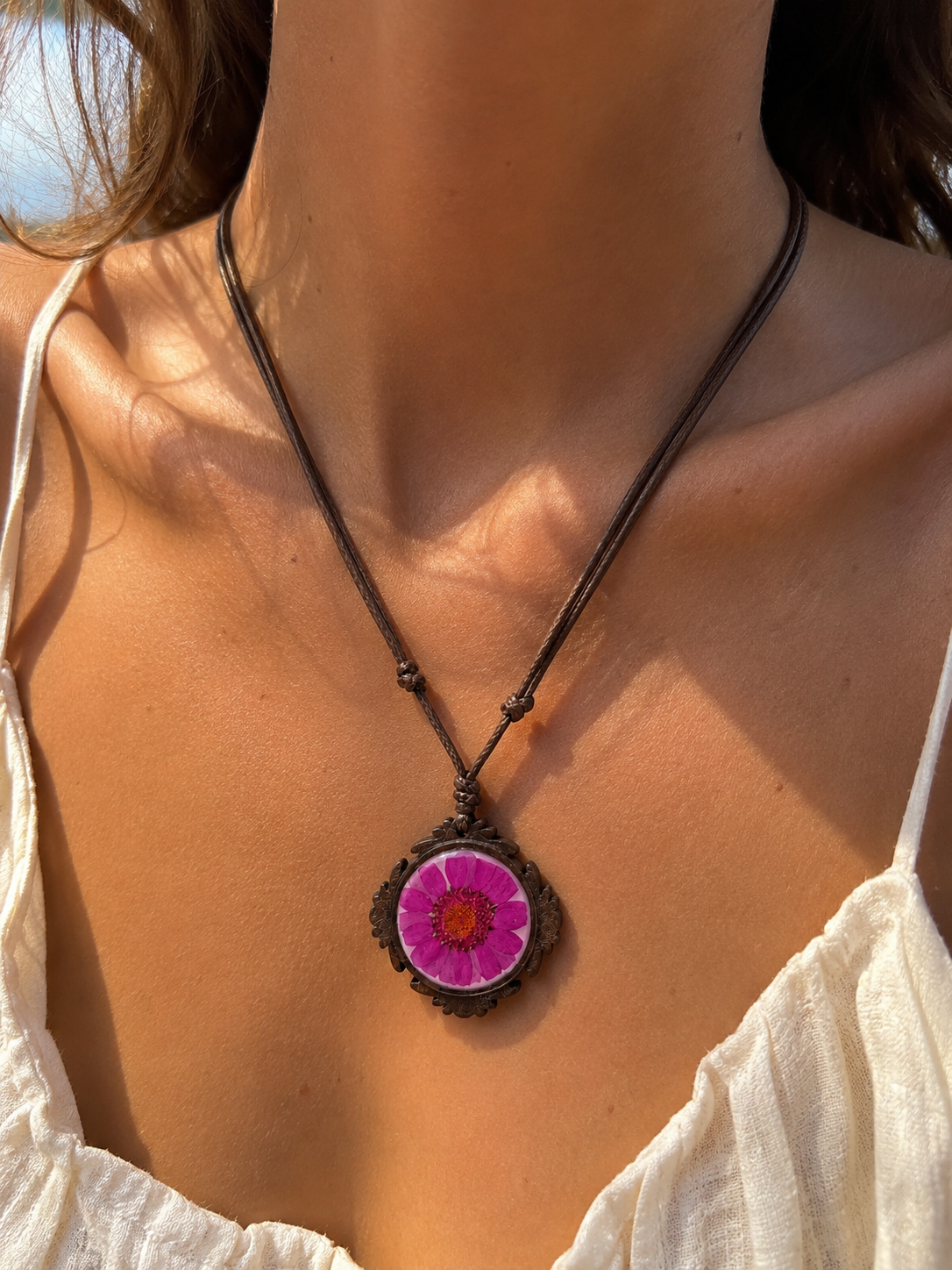 Collana artigianale con pendente in legno, fiore essiccato e resina – Cordino regolabile
