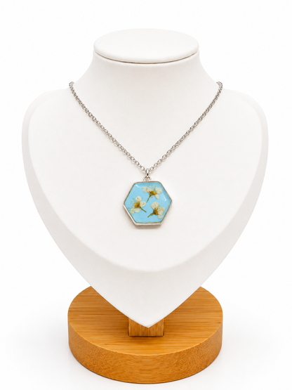 Collana Artigianale con Fiori di Campo Essiccati in Resina Azzurra – Acciaio Inossidabile
