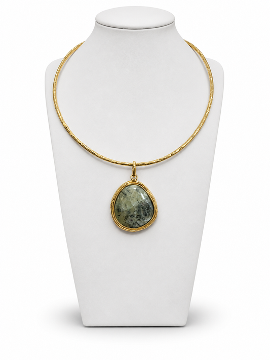 Choker Prehnite Dorato – Collana Semirigida con Pietra Naturale