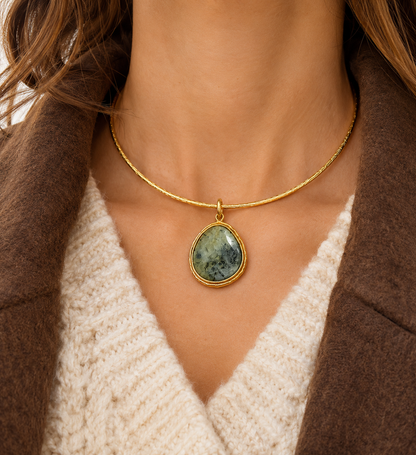 Choker Prehnite Dorato – Collana Semirigida con Pietra Naturale